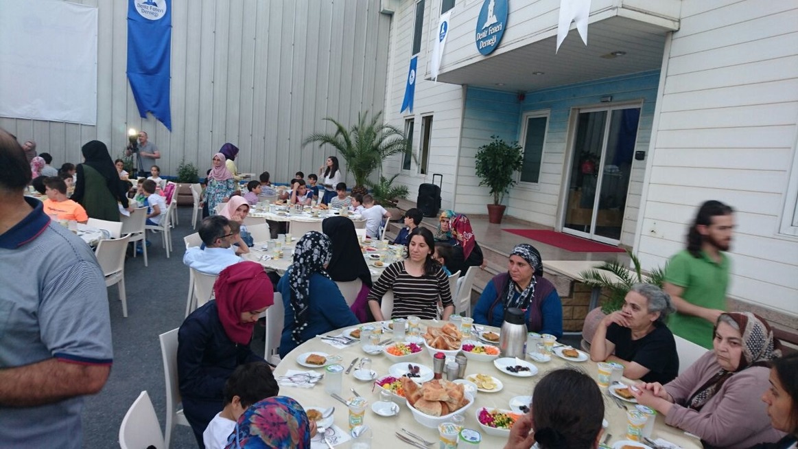 Dünyada ve Türkiye'de  binlerce yetim sevindi